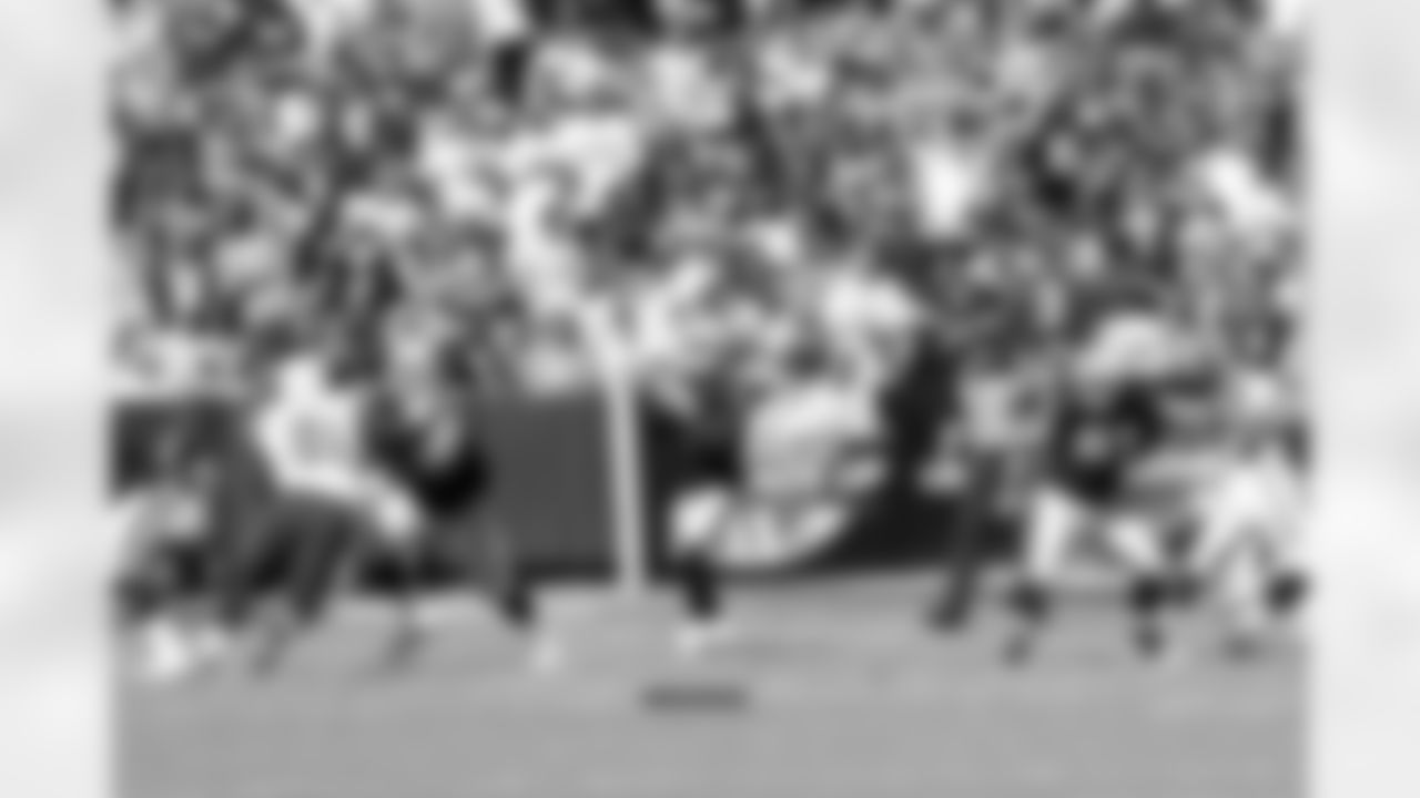 QB Derek Carr stands in the pocket to throw.