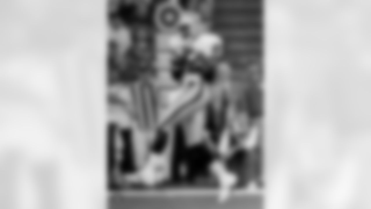 One of the most decorated players in NFL history, Rice joined the Raiders in 2001 and played in 54 games with 51 starts. Over four seasons with the Silver and Black, he caught 243 passes for 3,286 yards and 18 TDs. Rice was inducted into the Pro Football Hall of Fame in 2010.