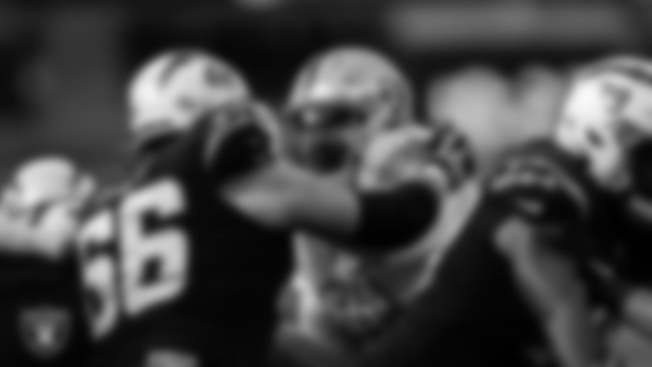 Las Vegas Raiders defensive end Kendal Vickers (91) rushes the quarterback during the regular season away game against the Los Angeles Chargers.