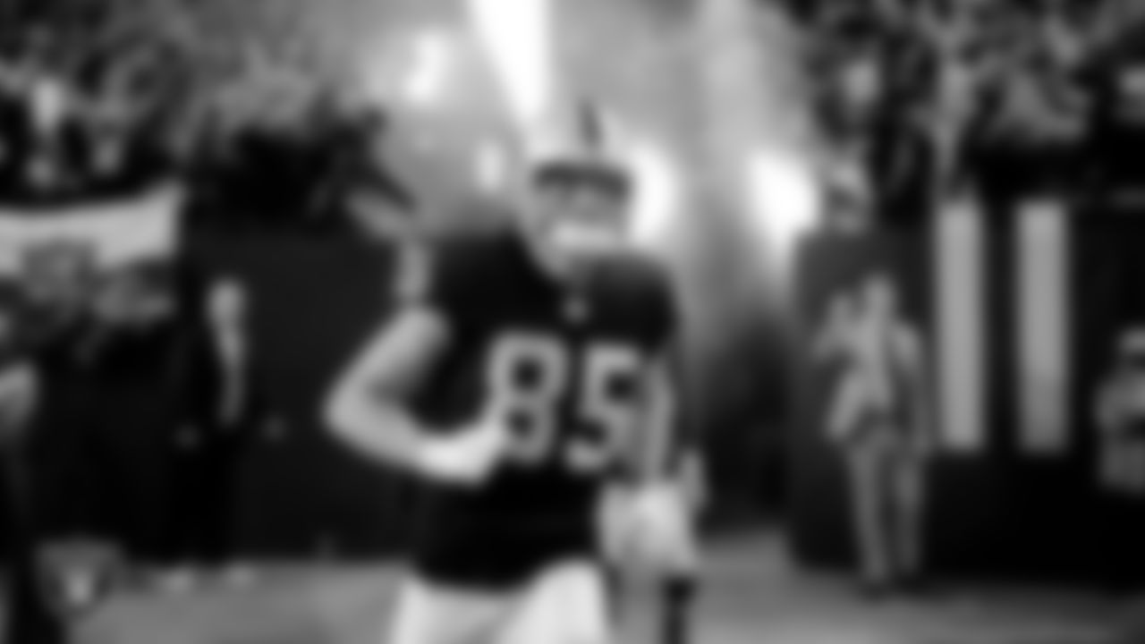 Las Vegas Raiders tight end Derek Carrier (85) takes the field for warm ups before the regular season home game against the Los Angeles Chargers.