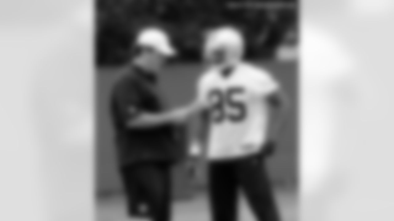 Offensive coordinator Greg Knapp works with WR Darrius Heyward-Bey.