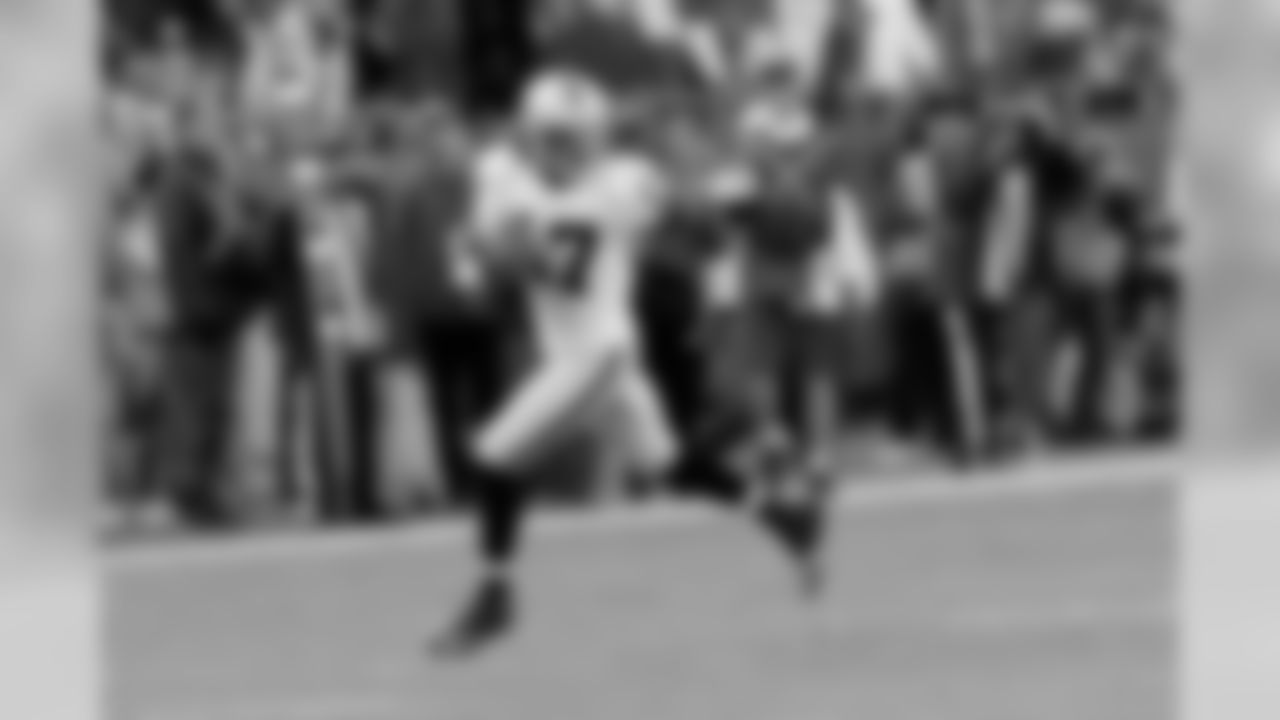 WR Denarius Moore goes 58 yards on a pass from QB Carson Palmer.