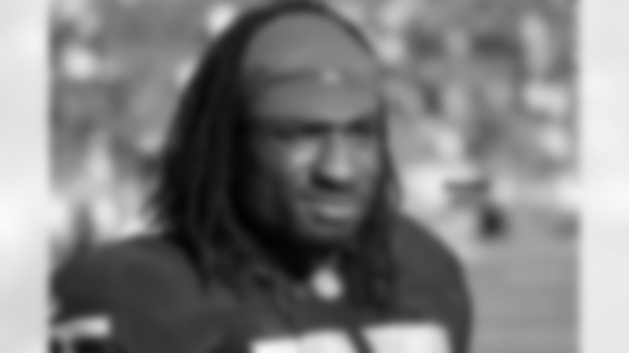 LB Sio Moore
