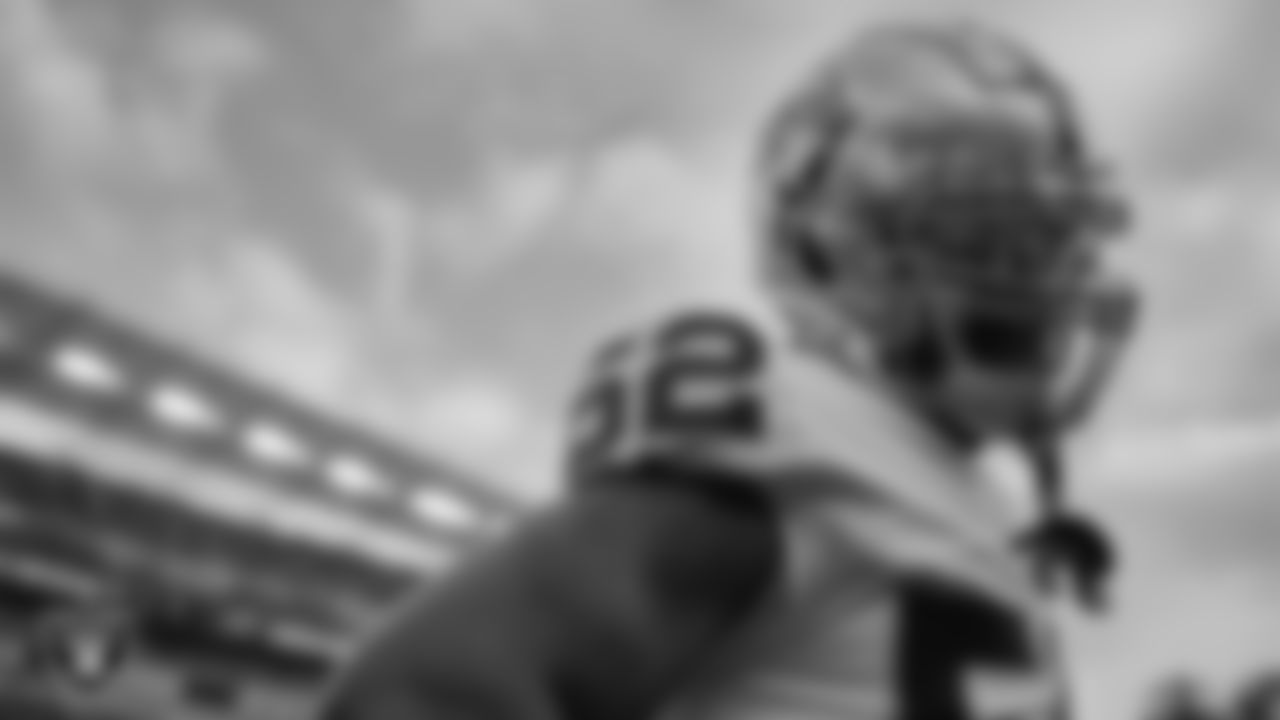 Las Vegas Raiders linebacker Denzel Perryman (52) warming up before the postseason away game against the Cincinnati Bengals.