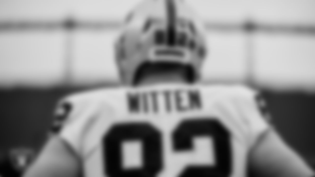 Las Vegas Raiders tight end Jason Witten (82) warming up before the regular season away game against the Denver Broncos.