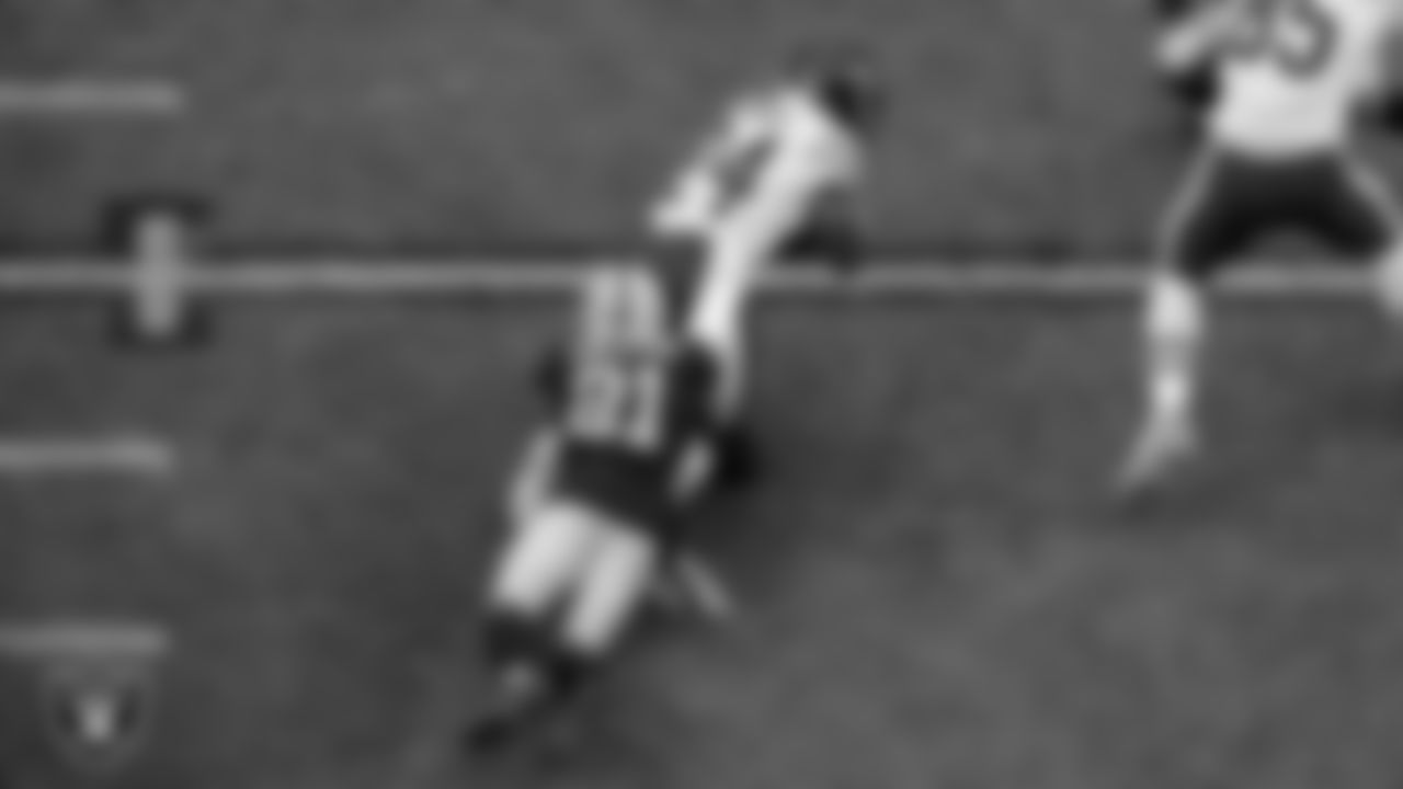 Las Vegas Raiders cornerback Amik Robertson (21) during the regular season home game against the Chicago Bears.