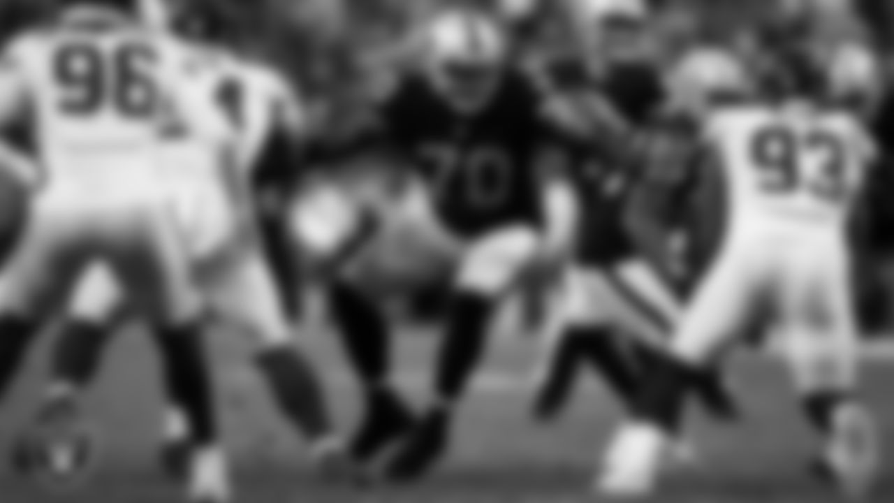 Las Vegas Raiders guard/tackle Alex Leatherwood (70) blocks during the regular season home game against the Washington Football Team.