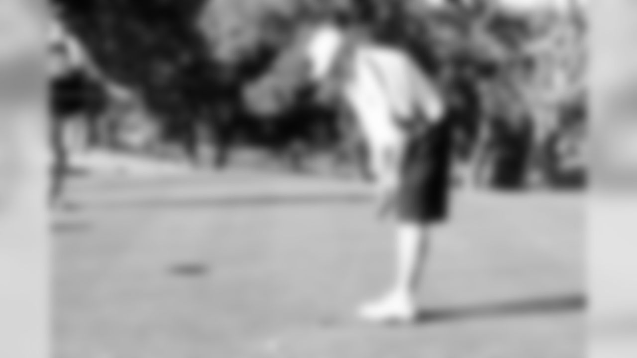 Hall of Famer Fred Biletnikoff sinks a putt. Photo by Tony Gonzales.