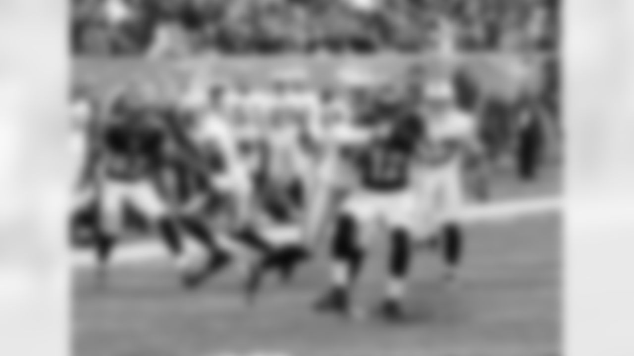 CB Joselio Hanson wraps up WR Mohamed Sanu.