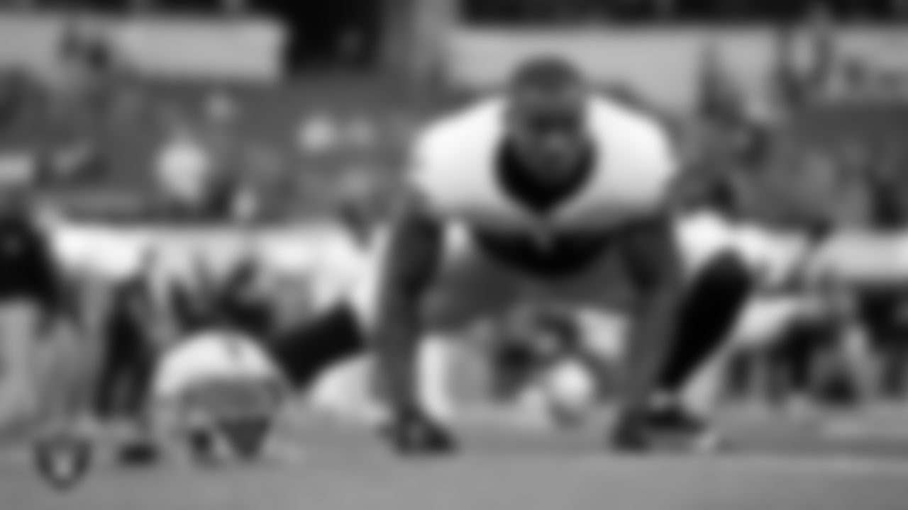 Las Vegas Raiders running back Zamir White (35) warming up before the regular season away game against the Los Angeles Chargers at SoFi Stadium.