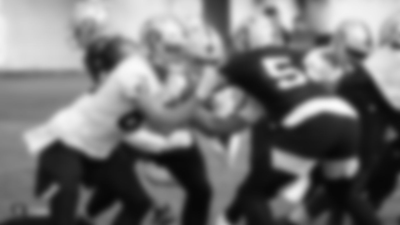 Raiders tight end Derek Carrier (85) blocks during practice.