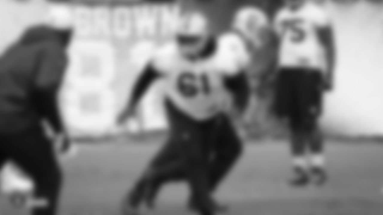Raiders center Rodney Hudson (61) goes through offensive drills during practice.