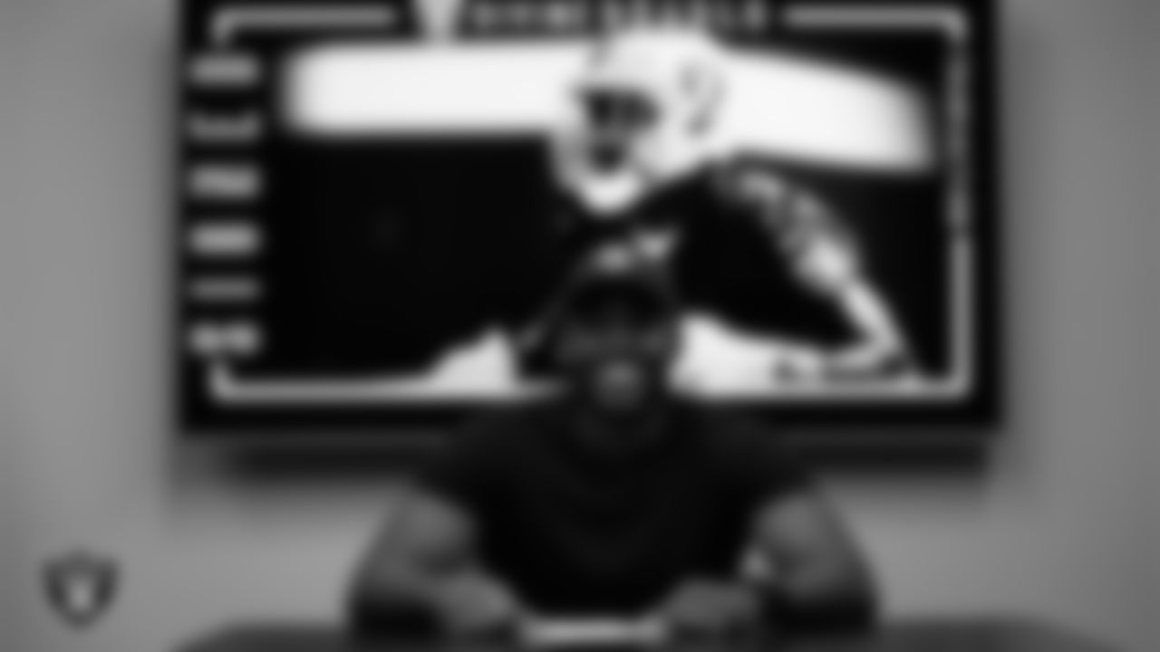 Linebacker Divine Deablo signs a contract with the Las Vegas Raiders.