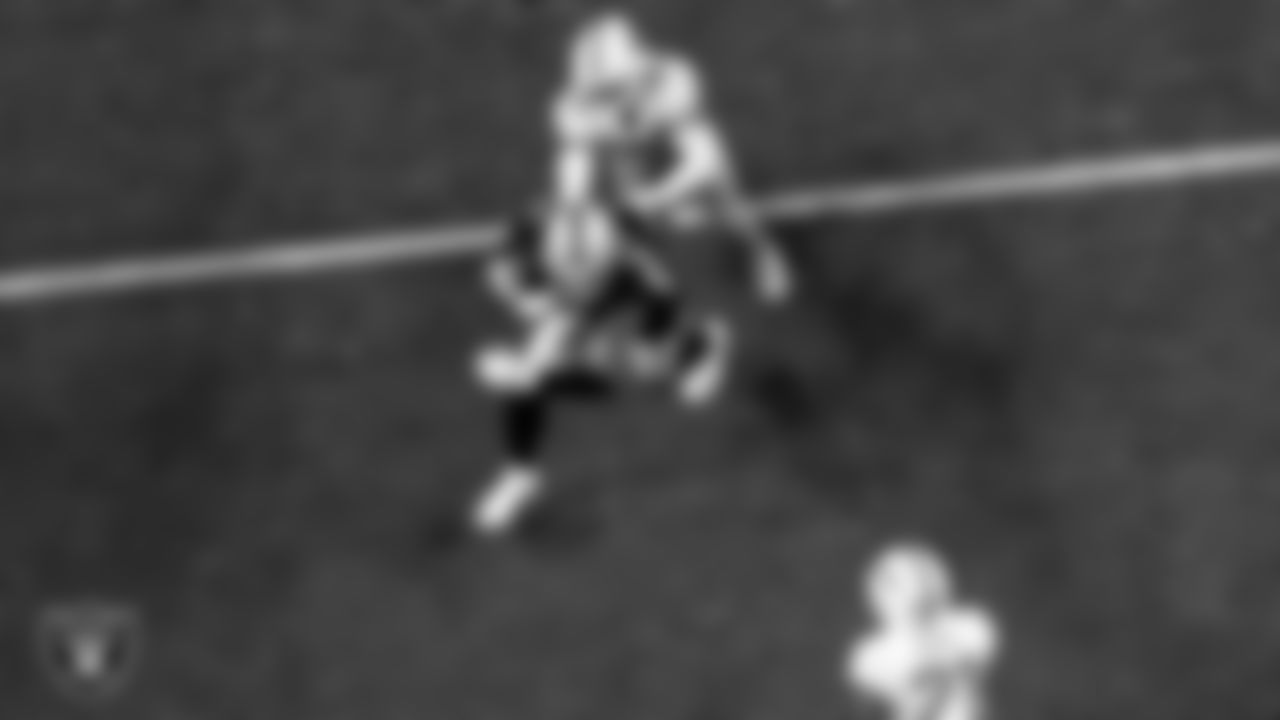 Las Vegas Raiders tight end Jason Witten (82) runs after making a catch during the regular season home game against the Miami Dolphins.