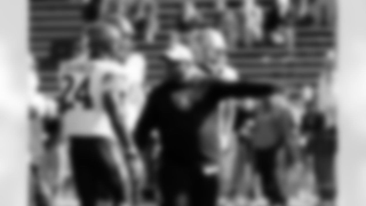 RBs coach Kelly Skipper coaches up Oregon RB Kenjon Barner.
