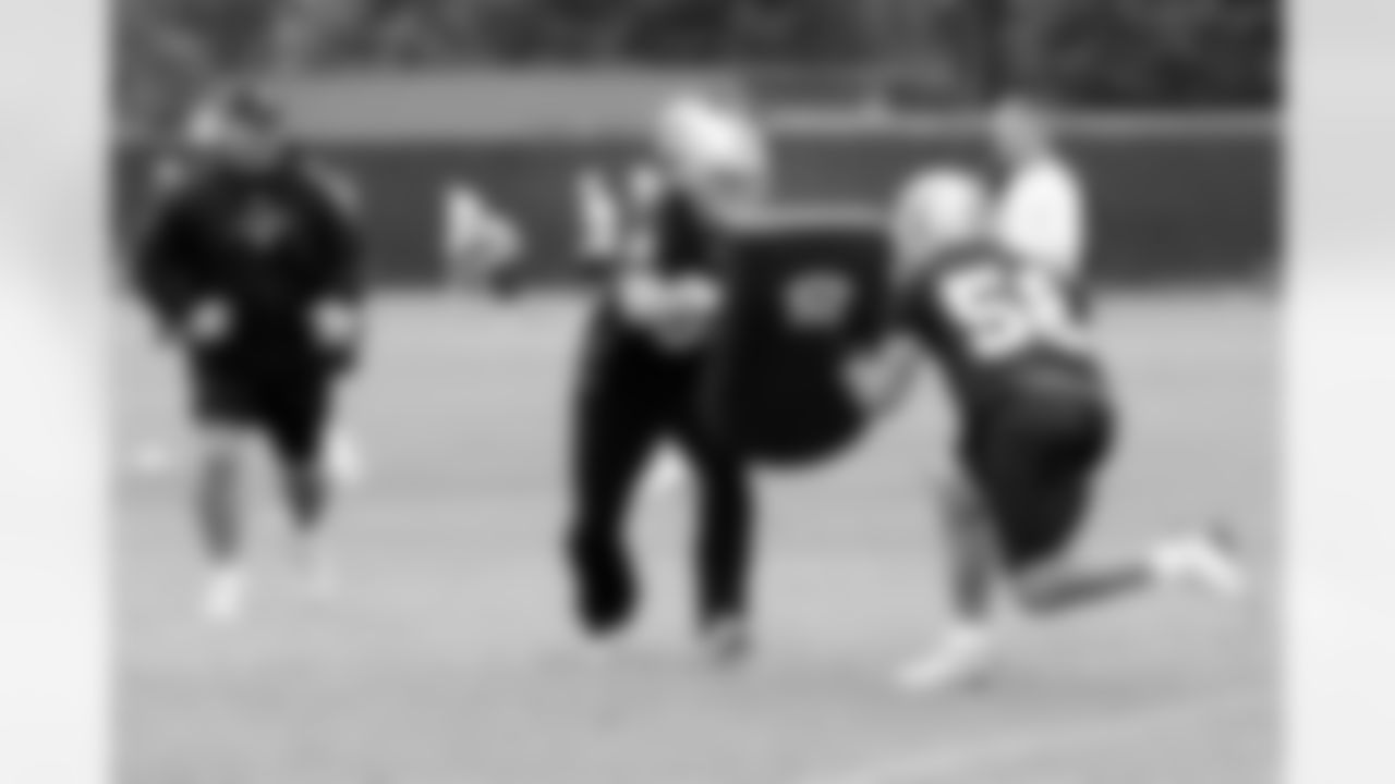 LB Slade Norris goes after the bag. Photo By Tony Gonzales