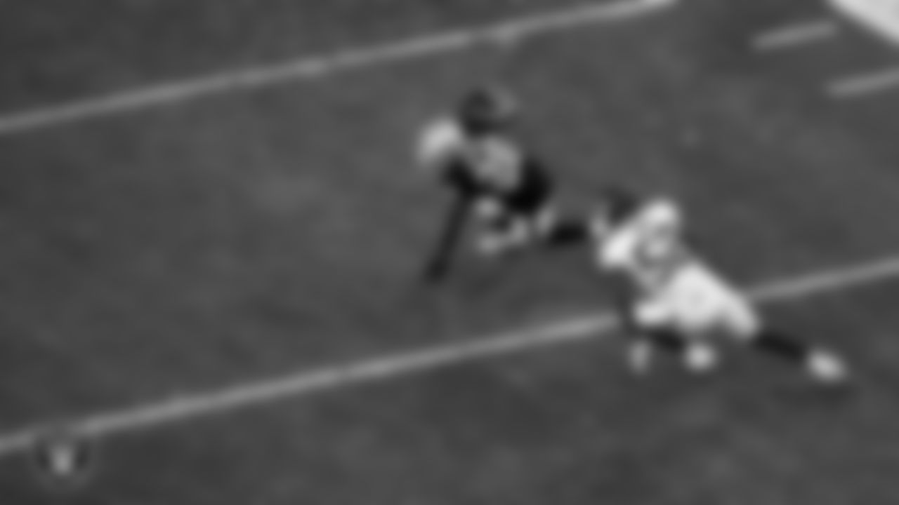 Las Vegas Raiders running back Josh Jacobs (28) rushes during the regular season home game against the Washington Football Team.