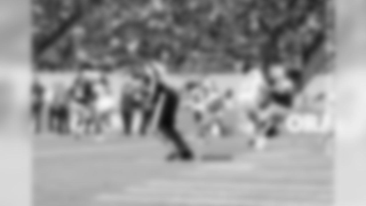 QB Derek Carr finds TE Brian Leonhardt in the end zone for the tight end's first career touchdown.