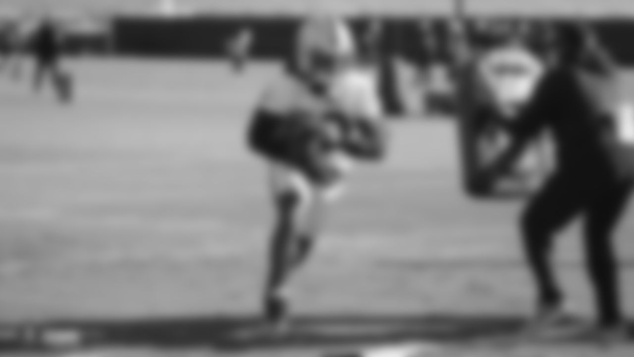 Raiders running back Jalen Richard (30) goes through offensive drills during practice.