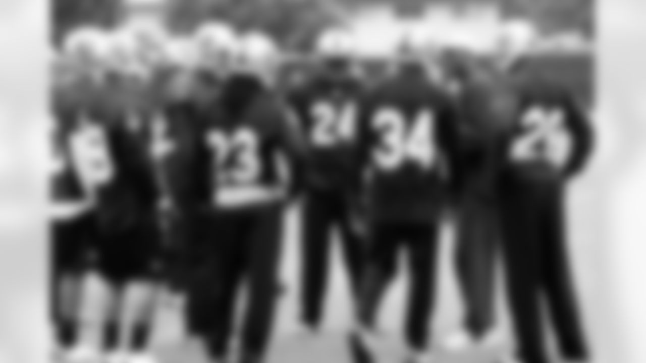 Raider defensive backs gather together. Photo By Tony Gonzales