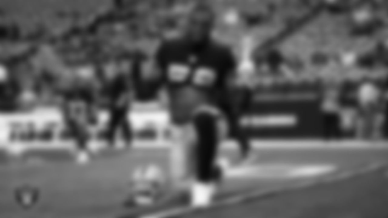 Las Vegas Raiders linebacker Denzel Perryman (52) warming up before the regular season home game against the Washington Football Team.