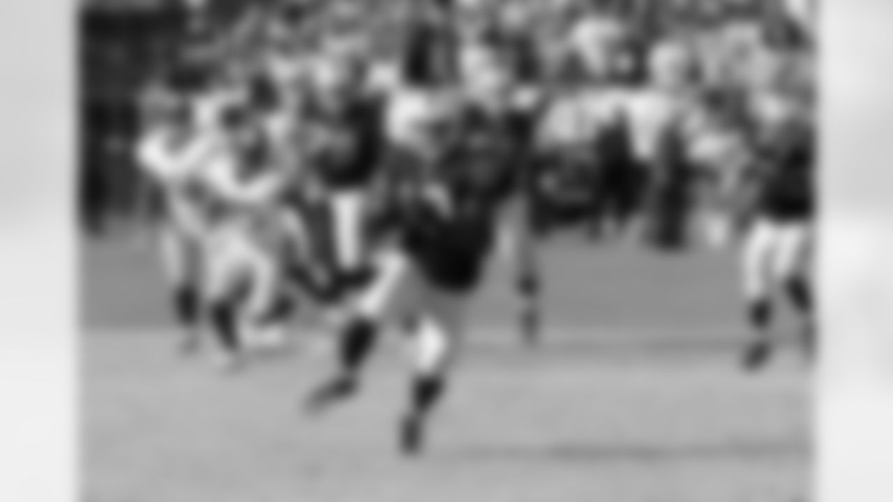 WR Derek Hagan has a 17-yard reception to set up K Sebastian Janikowski's game-winning field goal.