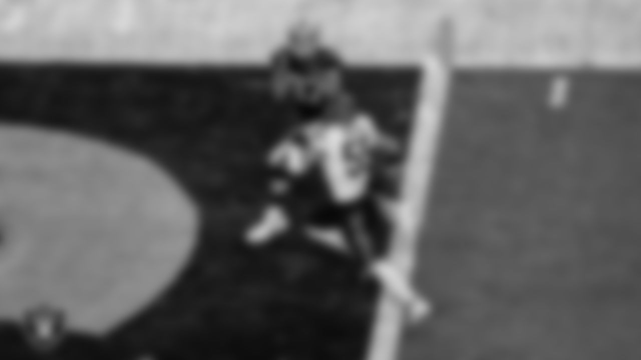 Las Vegas Raiders tight end Foster Moreau (87) makes a 19-yard touchdown catch during the regular season home game against the Cincinnati Bengals.
