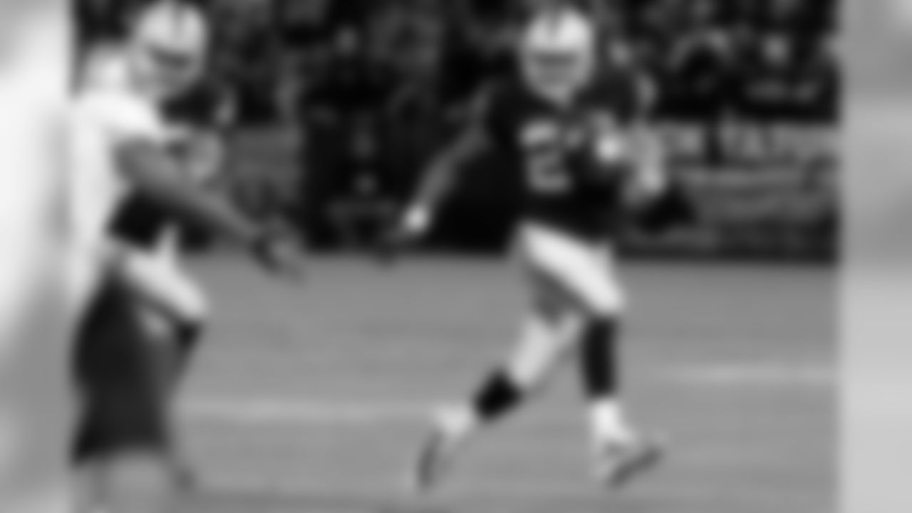 RB Darren McFadden bounces outside for good yardage. Photo by Tony Gonzales.