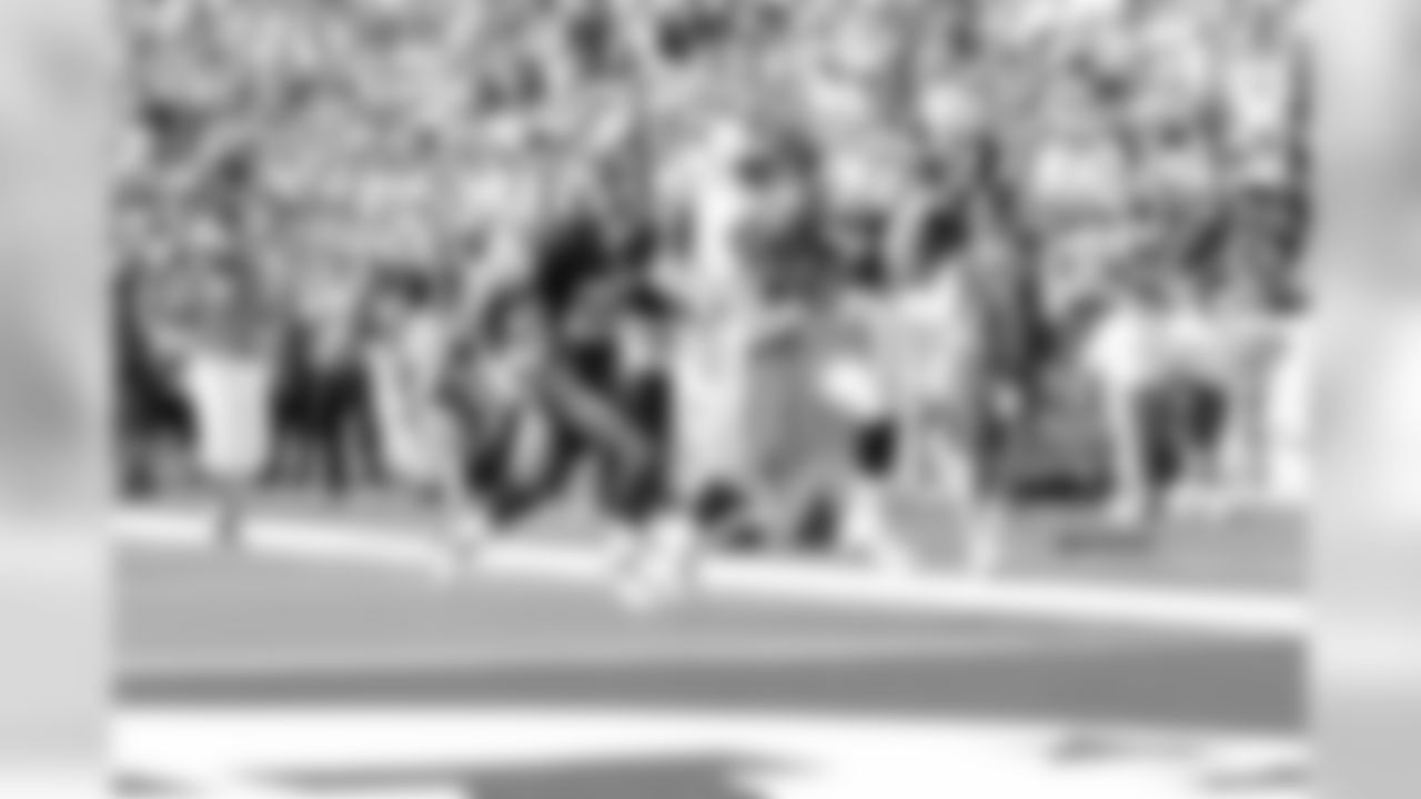 Jerry Rice strides into the end zone.