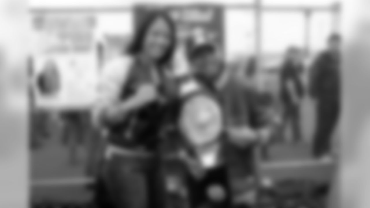 Performing artist Lil Jordan pose for a picture with boxing champion Ana "The Hurricane" Julaton.