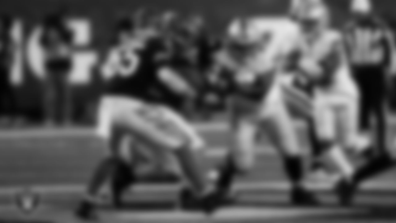 Las Vegas Raiders guard John Simpson (76) blocks during the postseason away game against the Cincinnati Bengals.
