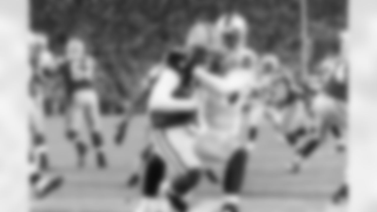 LB Rolando McClain sacks QB Matt Flynn for a safety/