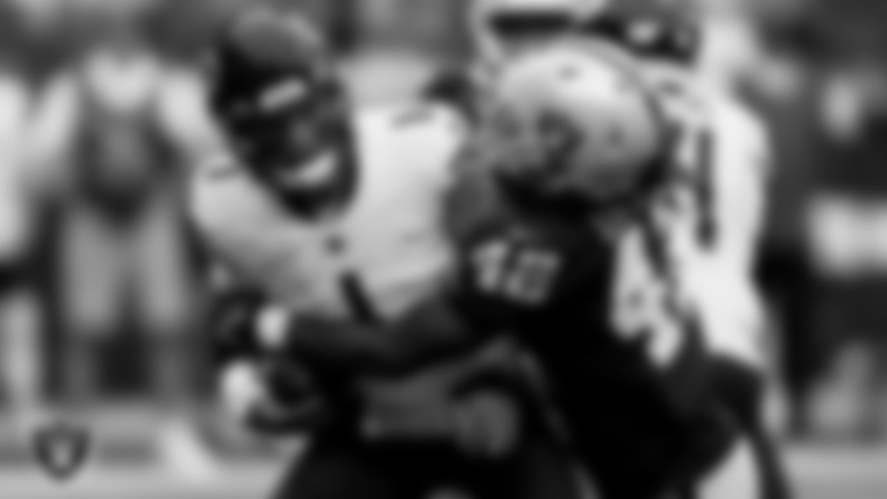 Las Vegas Raiders linebacker Cory Littleton (42) during the regular season home game against the Chicago Bears.