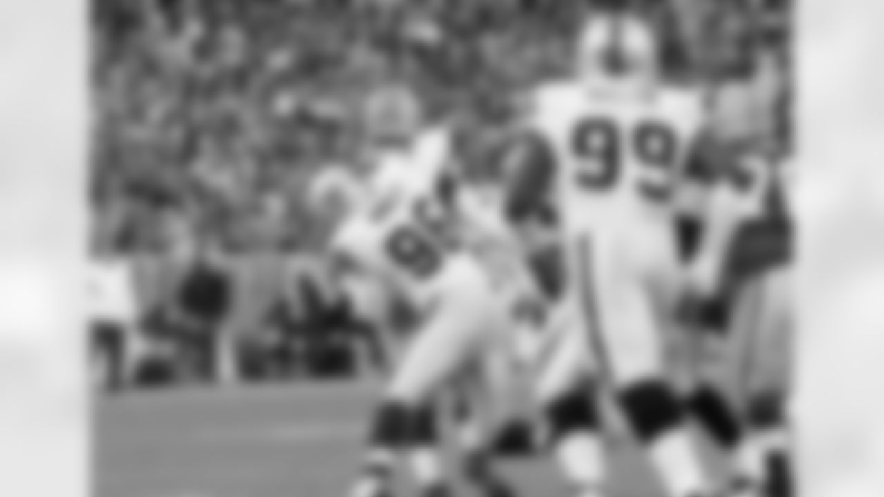 LB Kamerion Wimbley pressures QB Aaron Rodgers.