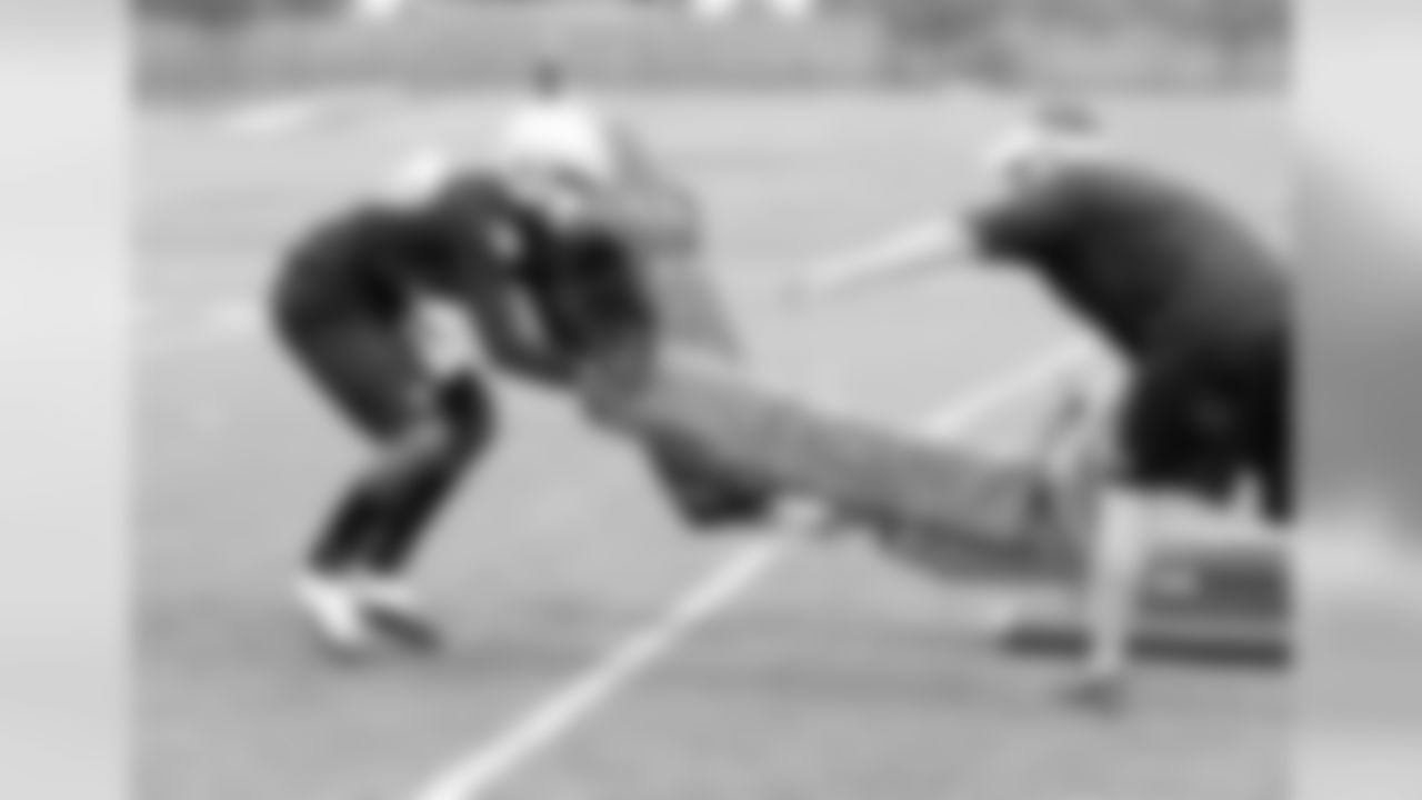 CB Conroy Black works through a drill with defensive coordinator Jason Tarver.