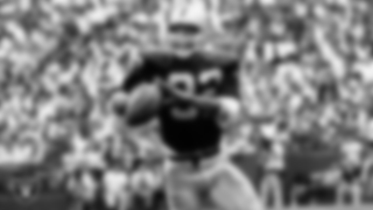 Los Angeles Raiders running back Marcus Allen (32) looks for a receiver during the regular season away game against the Washington Football Team at Robert F. Kennedy Stadium, Sunday, September 14,1986, in Washington, D.C.