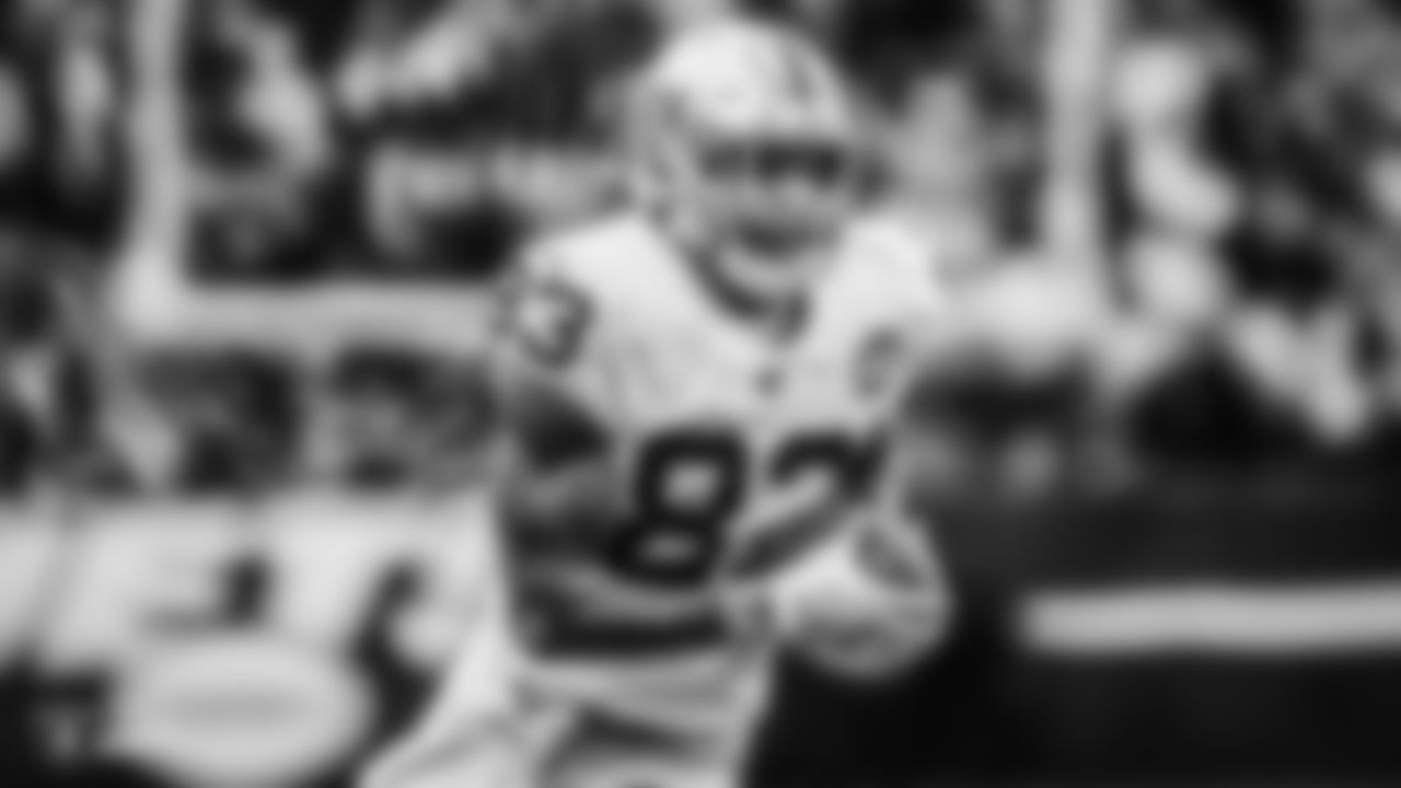 Raiders tight end Darren Waller (83) runs after making a catch during the regular season game against the New York Jets.