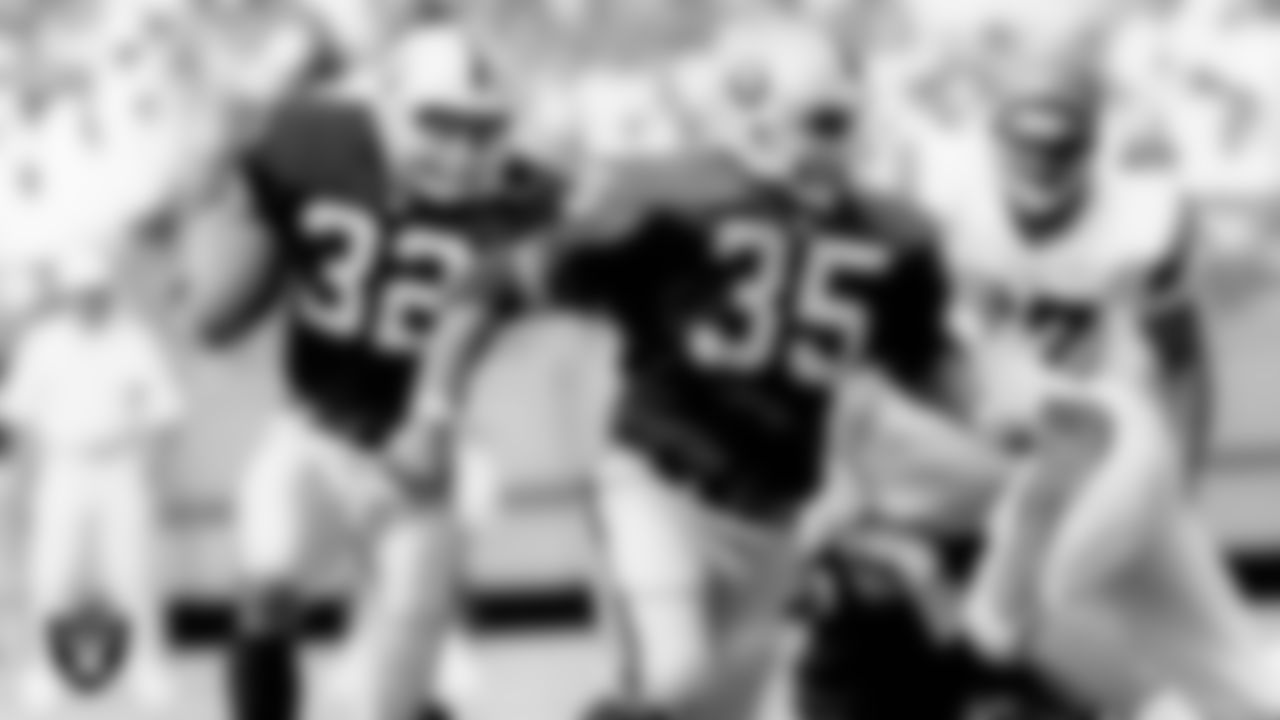 Los Angeles Raiders running back Marcus Allen (32) rushes during the regular season away game against the Cincinnati Bengals at Riverfront Stadium, Sunday, September 13, 1992, in Cincinnati, Ohio.