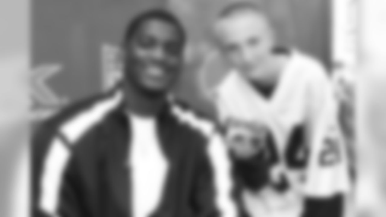 LB Rolando McClain poses for a photo with a Raider fan. Photo by Tony Gonzales.