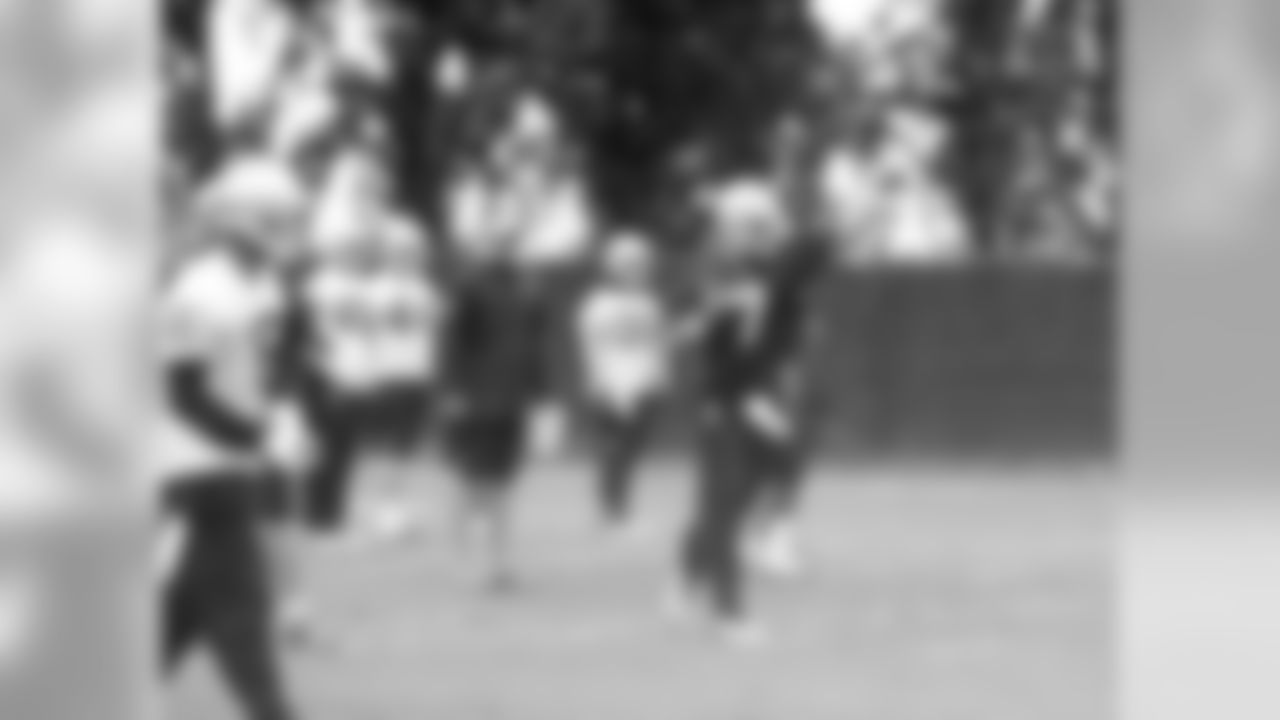 QB Matt Leinart throws a pass during offensive drills.