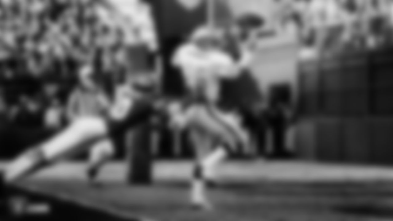 Raiders wide receiver Fred Biletnikoff (25) goes for a catch during the AFL Championship Game against the Kansas City Chiefs in 1970.