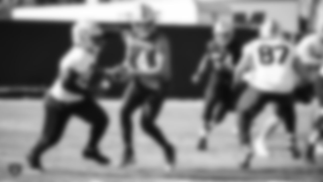 Raiders quarterback Derek Carr (4) hands the ball off to running back Jalen Richard (30) during practice.