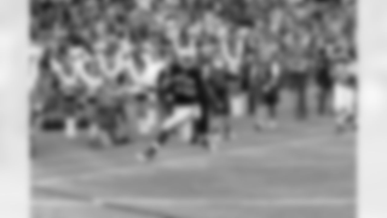 RB Taiwan Jones breaks free on the sideline on his way to scoring a touchdown.