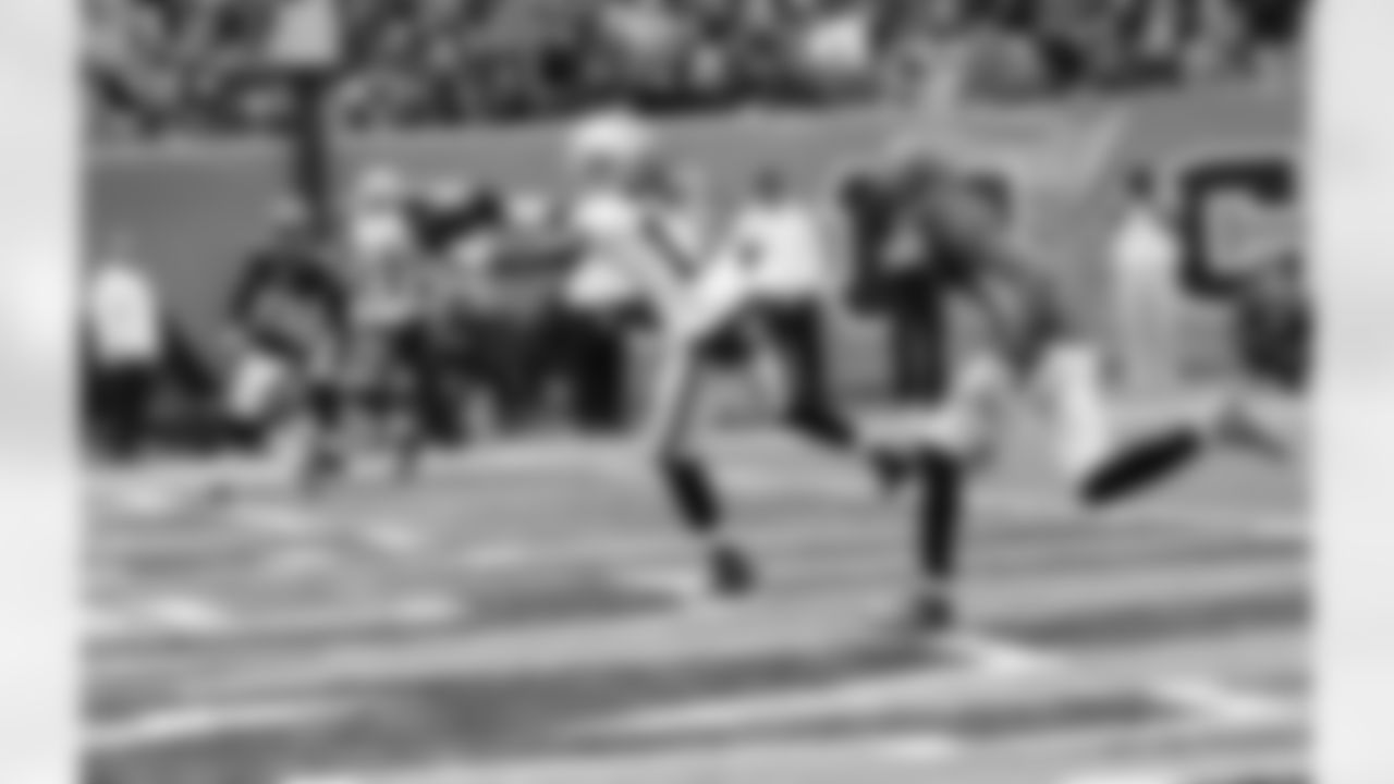 WR Denarius Moore catches a 20-yard pass from QB Carson Palmer for the TD.