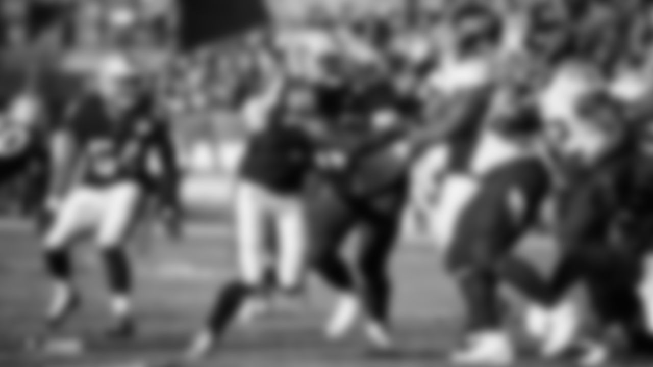 Raiders defensive end Dion Jordan (95) rushes the quarterback during the regular season game against the Tennessee Titans.