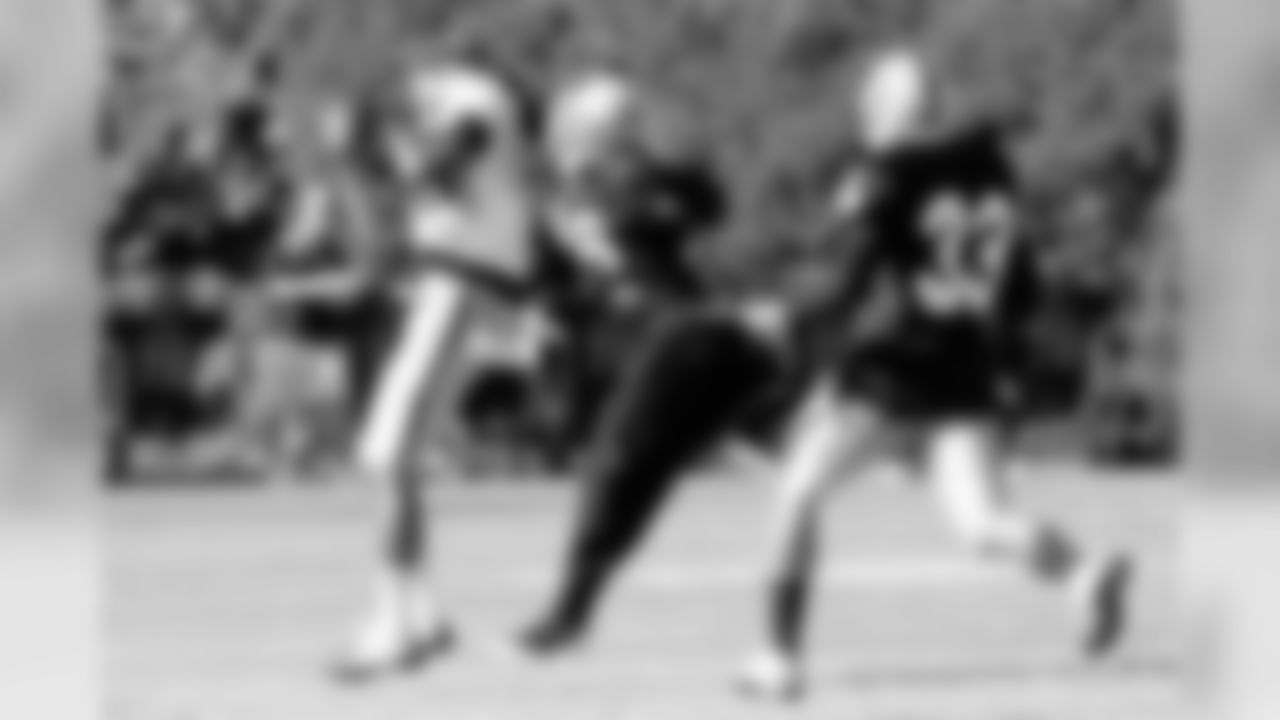 WR Paul Hubbard makes the catch in traffic. Photo By Tony Gonzales