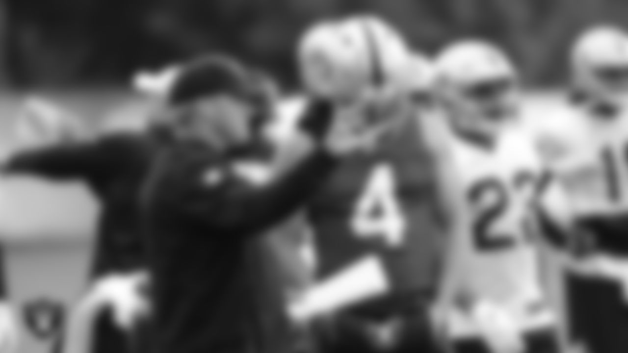 Raiders Head Coach Jon Gruden and quarterback Derek Carr (4) during a practice in 2019.