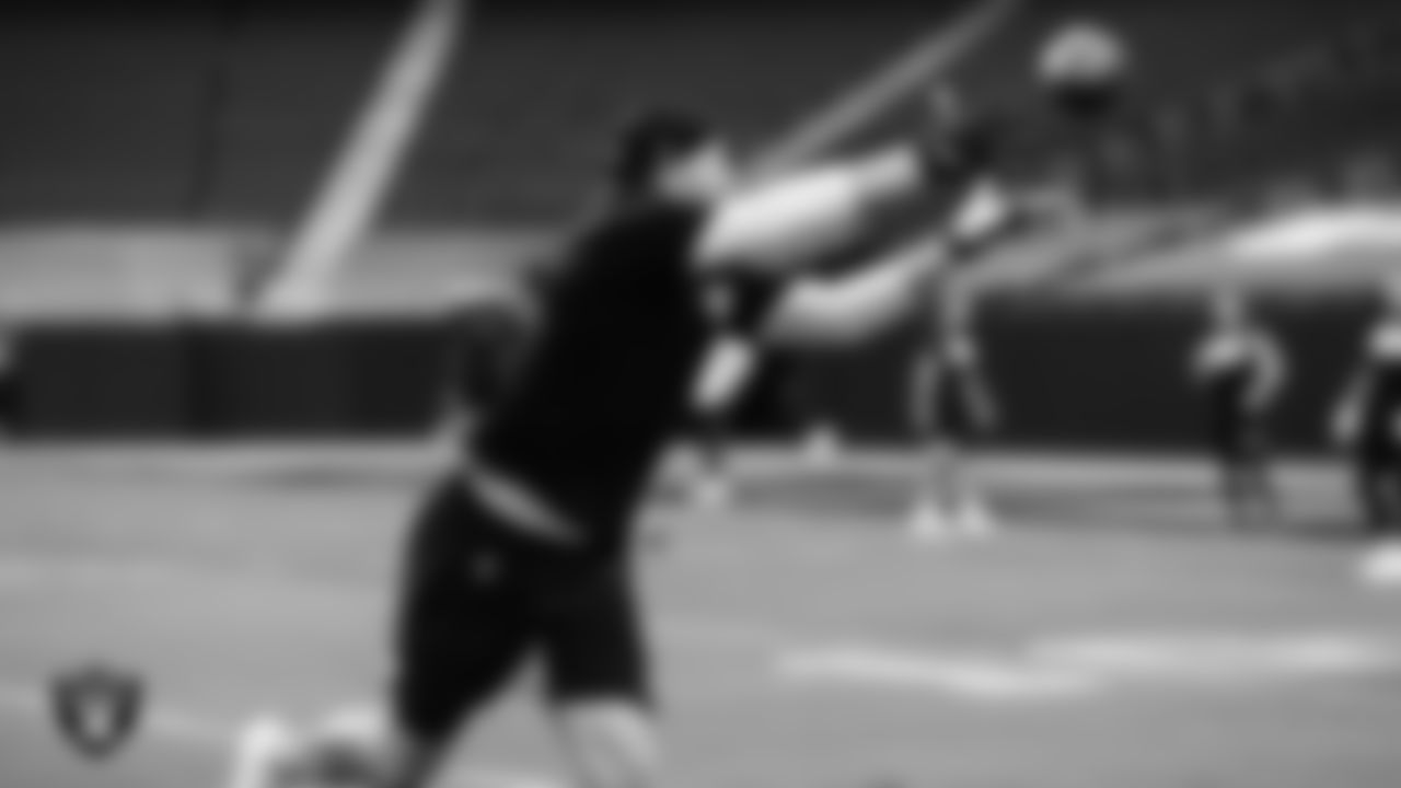 Las Vegas Raiders tight end Jason Witten (82) warming up before the regular season home game against the Tampa Bay Buccaneers.