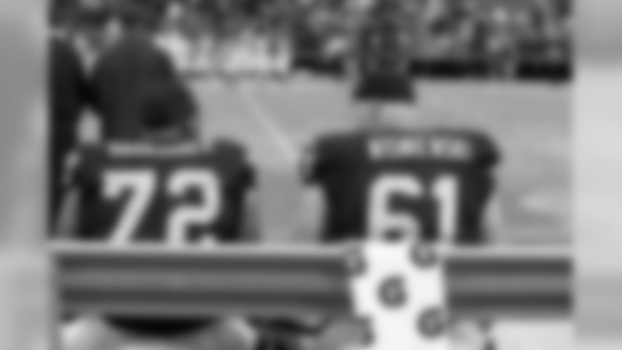 Rookie offensive linemen T Joe Barksdale and C Stefen Wisniewski chat things over on the bench.