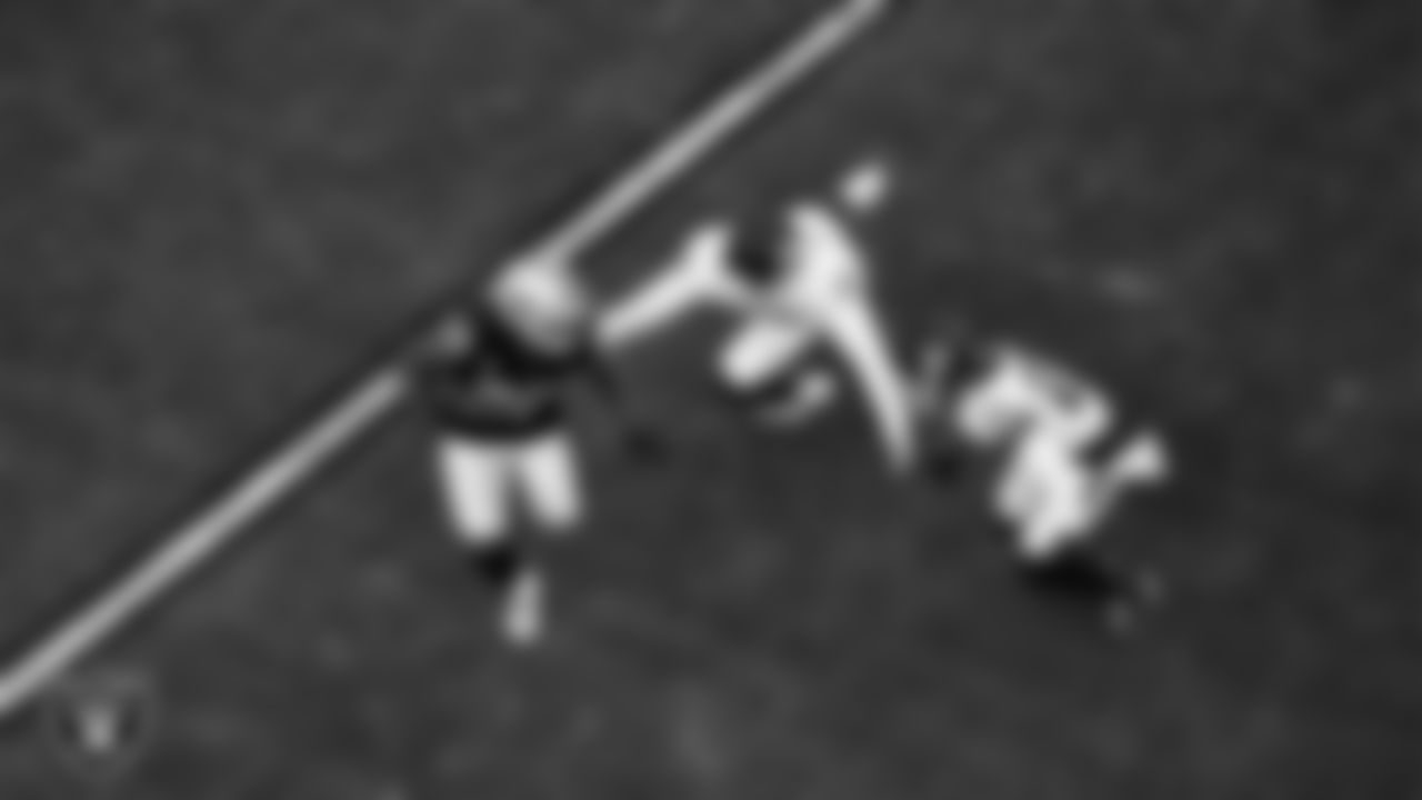 Las Vegas Raiders running back Josh Jacobs (28) rushes during the regular season home game against the Washington Football Team.